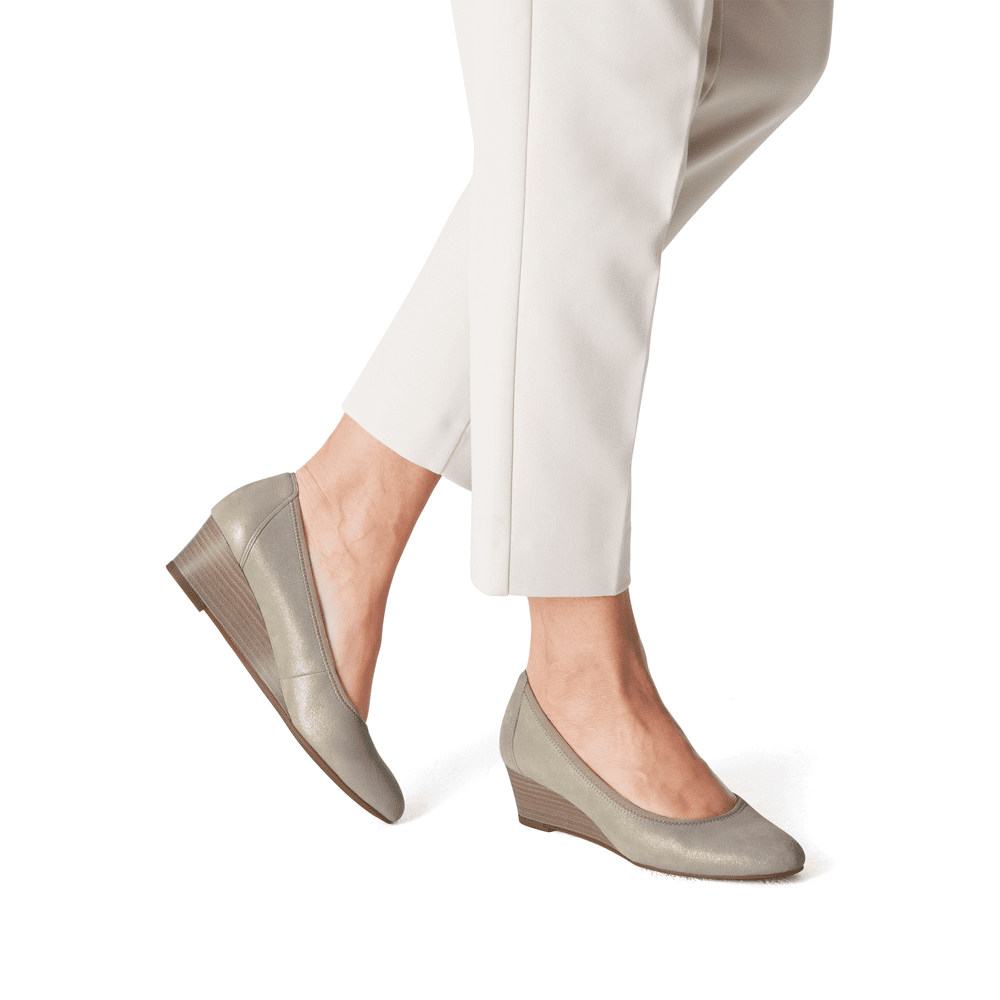 Leather Wedge pumps - Beige